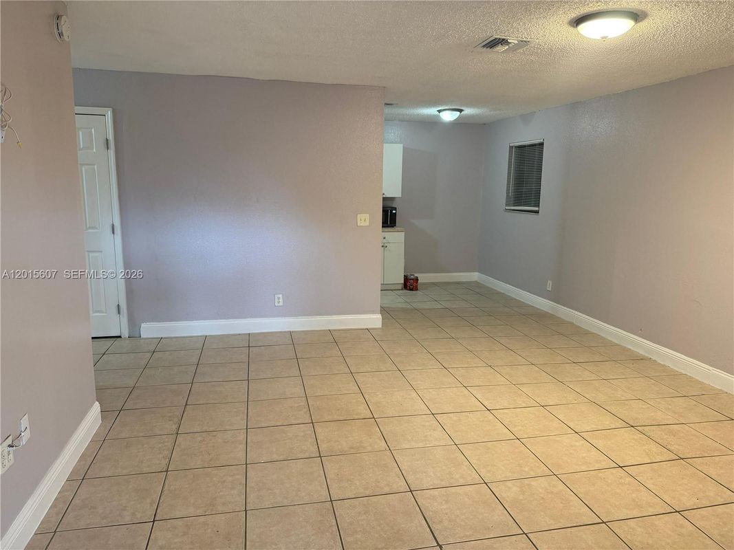 Building Photo - 2500 NW 9th Ct