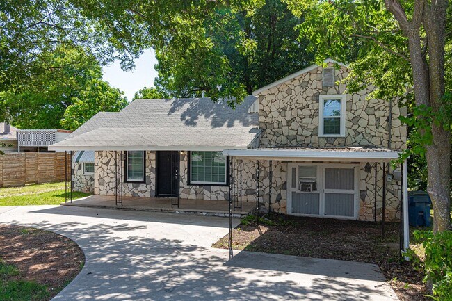 Building Photo - Renovated 3 bed 3 bath home in MWC! Half o...