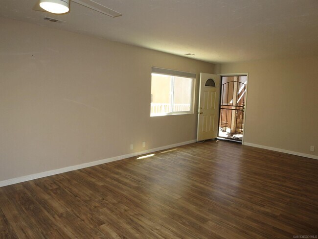 Building Photo - 514 S The Strand