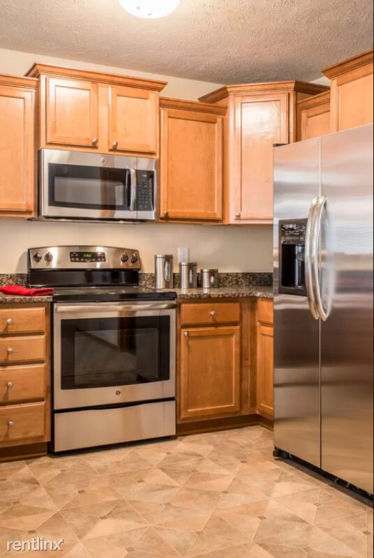Building Photo - 3 br, 2.5 bath Townhome - 1758 N 176th Plz