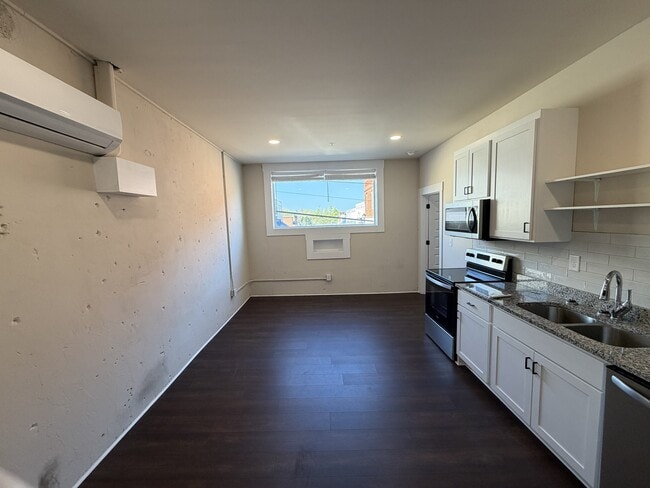 Building Photo - DT Cornelia Loft 3