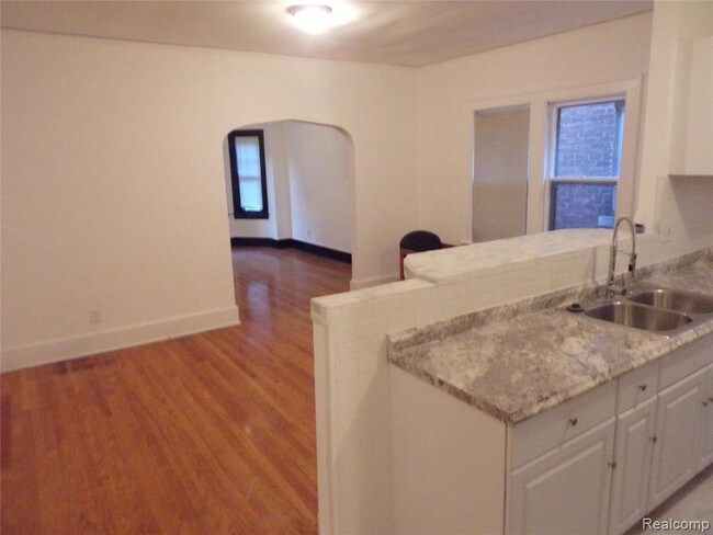 Building Photo - 987 Beaconsfield Ave