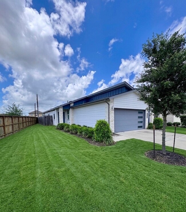 Building Photo - 12566 Fleet River Rd