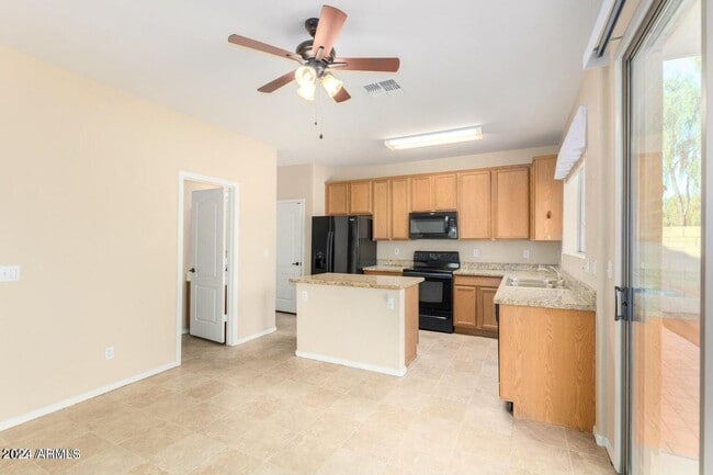 Building Photo - 3 Bedroom in Surprise Farms - PAID SOLAR! ...