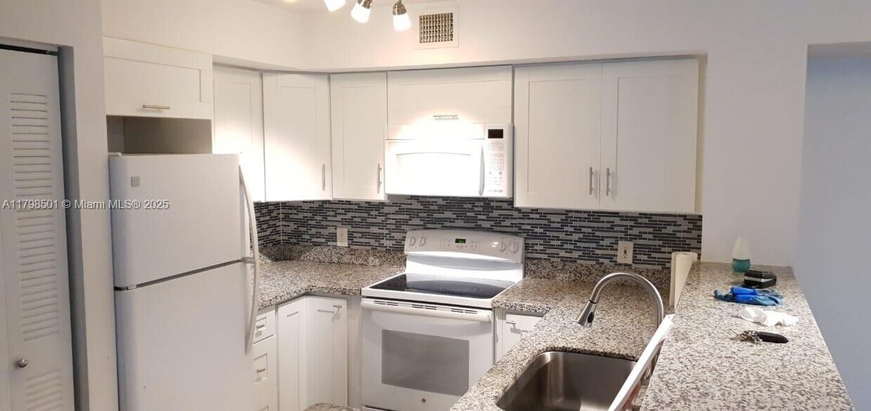 Foto principal - 4560 NW 107th Ave