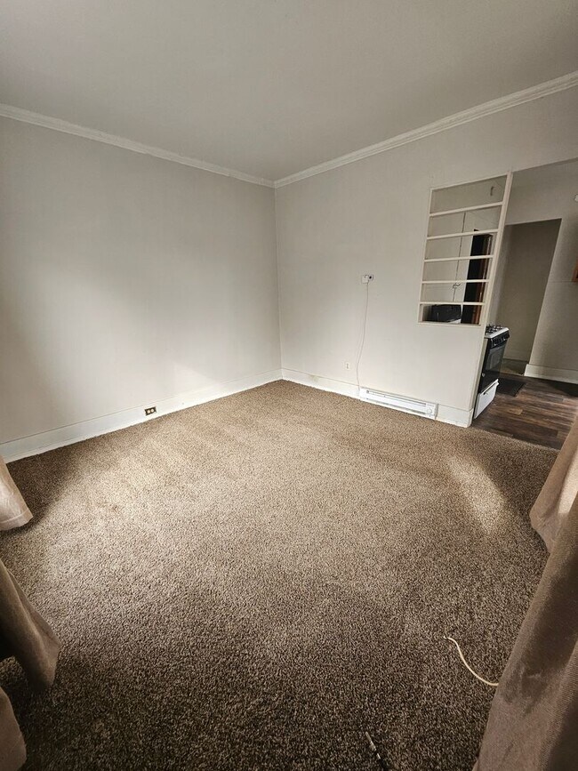 Foto del edificio - Lower one bedroom unit on east side