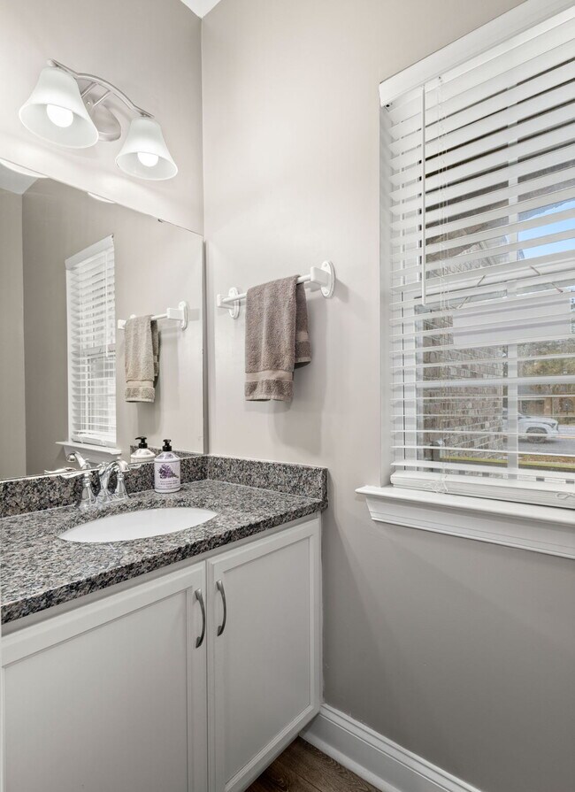 Foto del edificio - 65 Folly Road Blvd