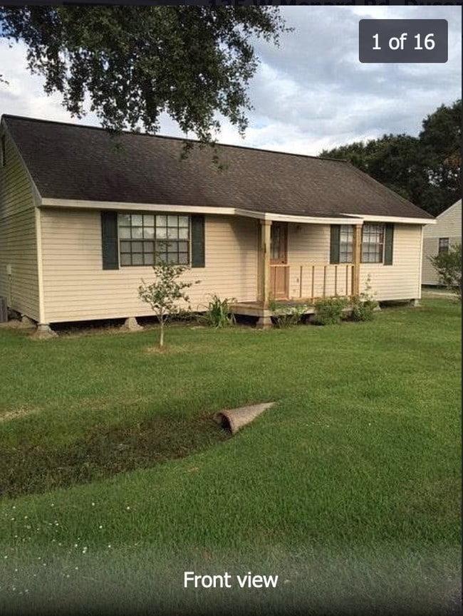 Front view - 135 W Menard Rd