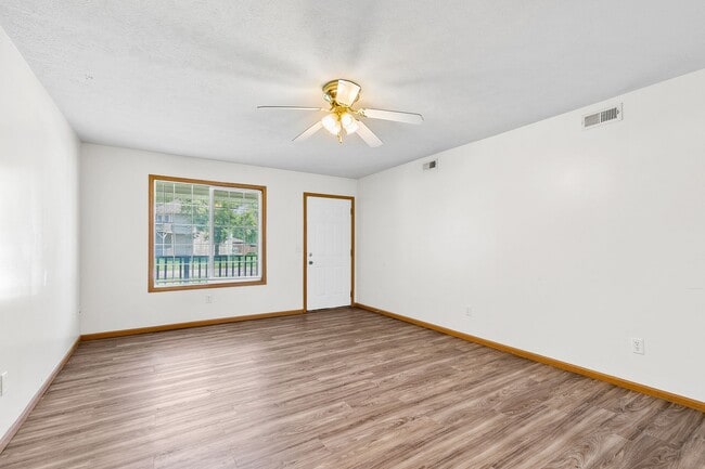 Building Photo - 503-503 Lakeshore Dr