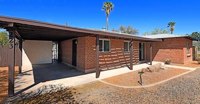 Primary Photo - Charming Sam Hughes Brick Home with large ...