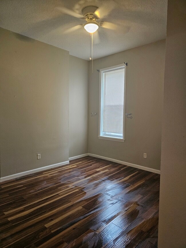 Large Bedrooms - 2605 Arkansas Ave