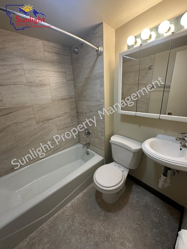 Foto del edificio - 302 E 1st St