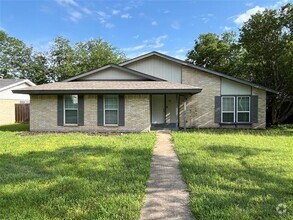 Building Photo - 10 Merrie Cir