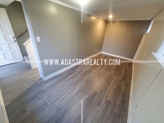 Building Photo - Very Nice Overland Park Duplex-Available in APRIL!!