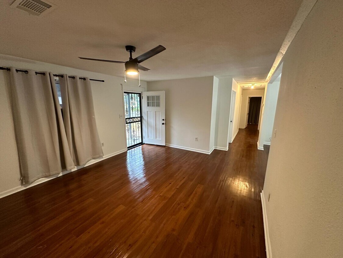 Foto principal - 3535 Farwood Dr