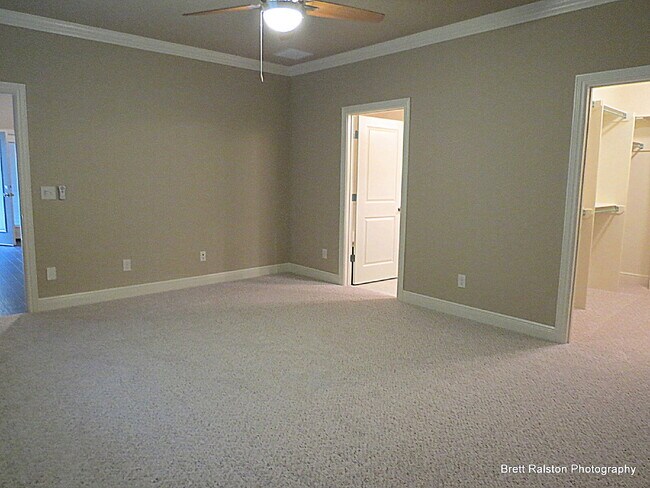 Building Photo - 6615 W Valley View Rd