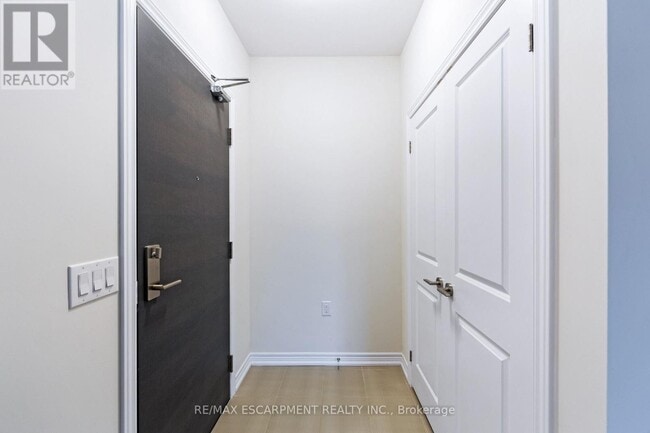 Building Photo - 2393-2393 Bronte Rd