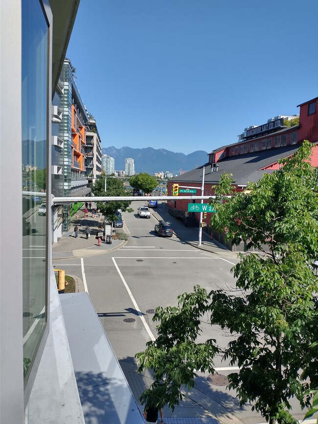 Photo du bâtiment - 108 1st Av W