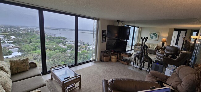 Vista del río desde la sala de estar - 1 Oceans West Blvd