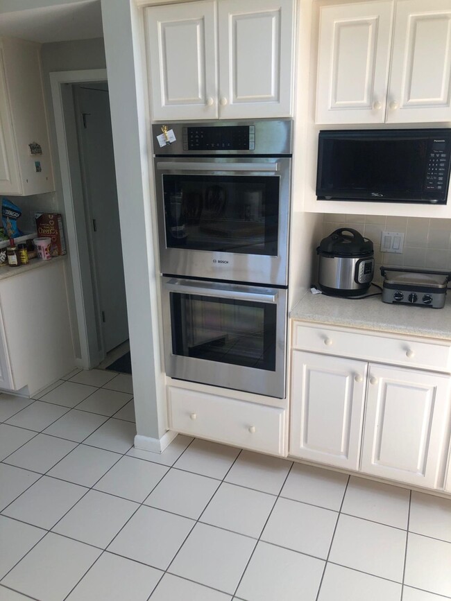 Building Photo - 1548 Glenlake Cir