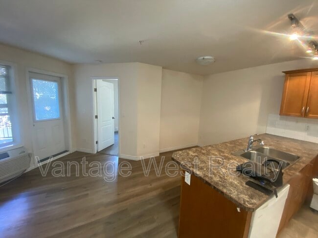 Building Photo - 203-598 Sutherland Ave