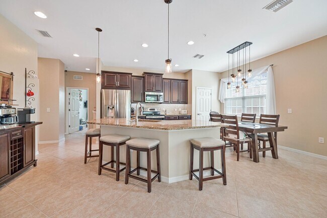 Building Photo - AVAILABLE June 2025 - HUGE Townhome with D...