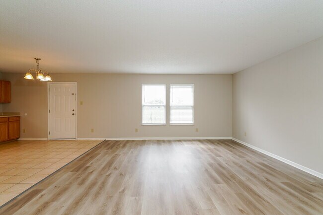 Foto del edificio - 8425 Adams Mills Pl