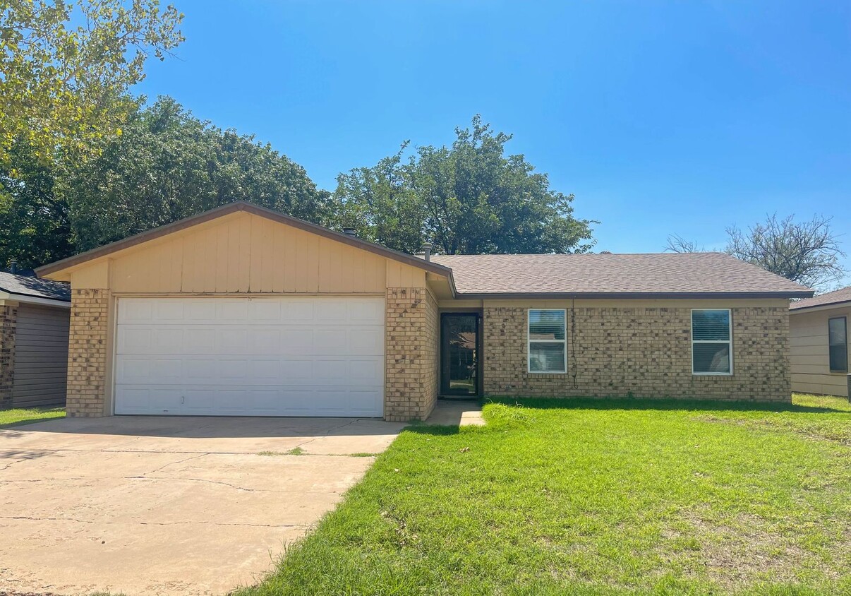 Foto principal - 3 bed 2 bath 2 car garage in Frenship ISD