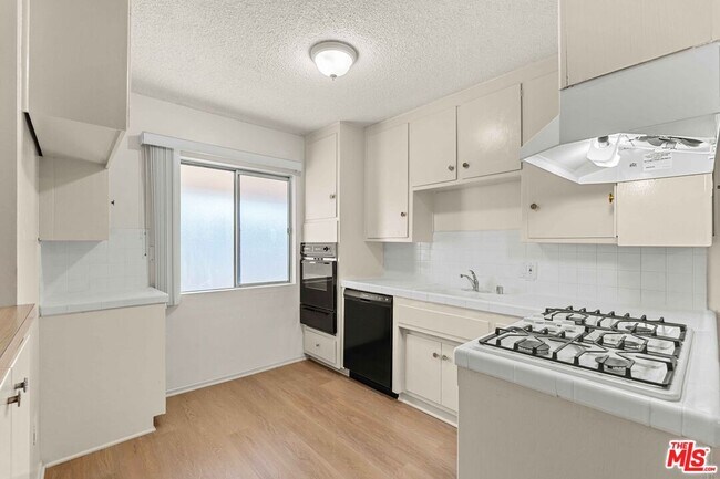 Foto del edificio - 15540 Moorpark St