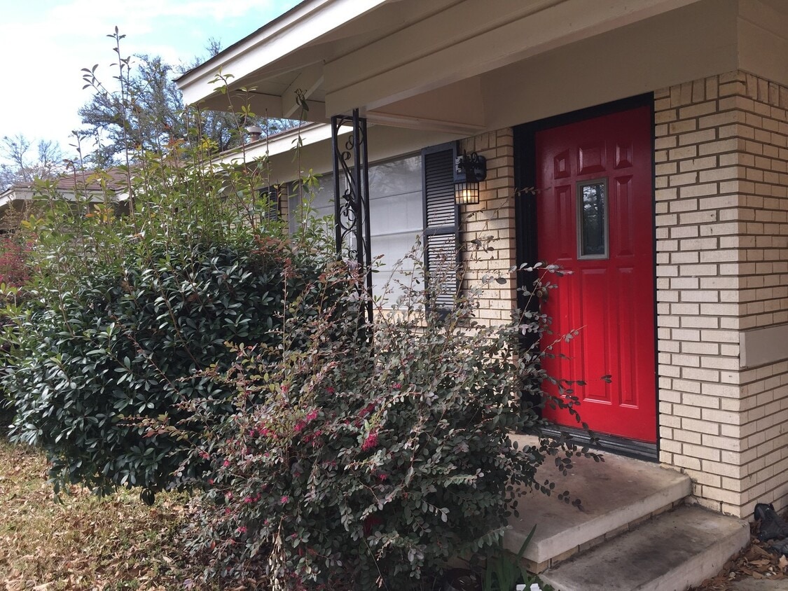 Primary Photo - 3/2 with carport fenced yard pet friendly