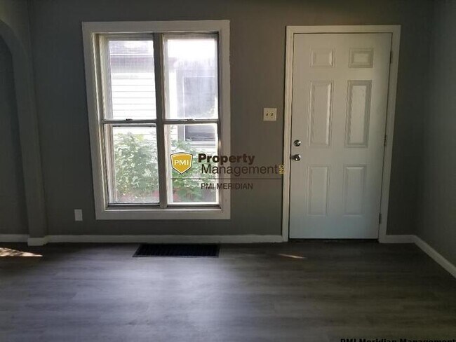 Building Photo - 2 Bed 1 Bath Duplex!!
