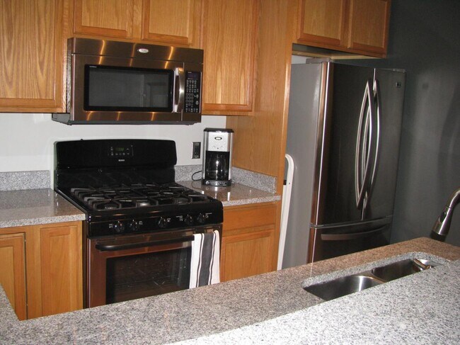 kitchen with granite counters, gas cooktop, ss appliances and good cupboard space - 360 W Washington Ave