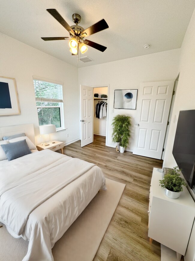 Foto del edificio - 707-102 Runnels Ave