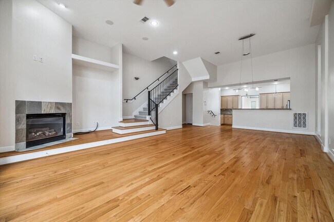 Building Photo - 5223 Lillian St