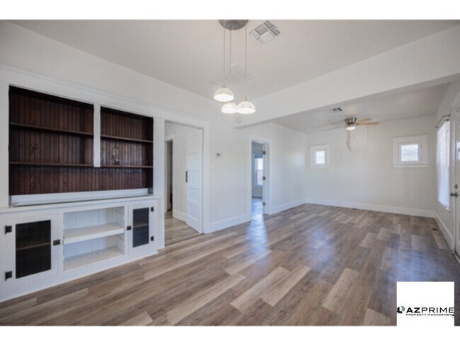 Foto del edificio - Radiating Warmth And Contemporary Charm, This Beautifully Remodeled 2/1 Home Offers Modern Comfort I