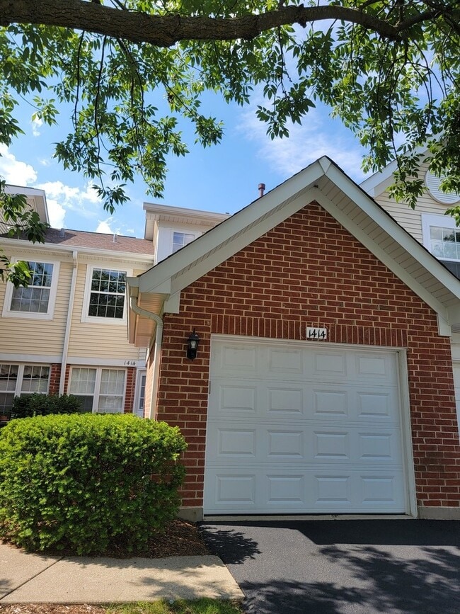 Building Photo - 1414 Hampshire Ct