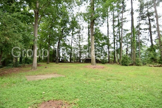 Building Photo - 3208 Pinecrest Dr