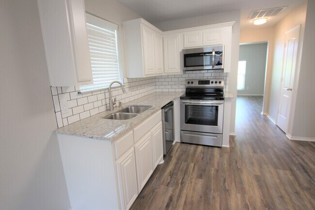 Building Photo - Beautifully Updated 4 Bedroom Near Jack El...