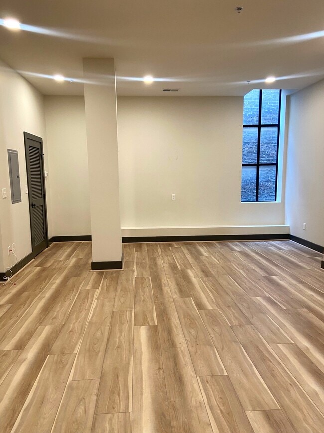 Building Photo - 2018 Morris Ave