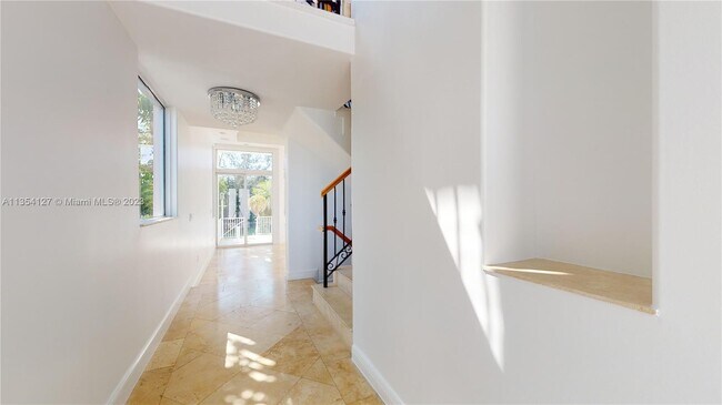 Foto del edificio - 3842 NE 166th St