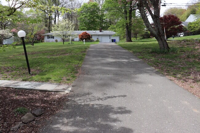 Foto del edificio - 442 Surrey Ln