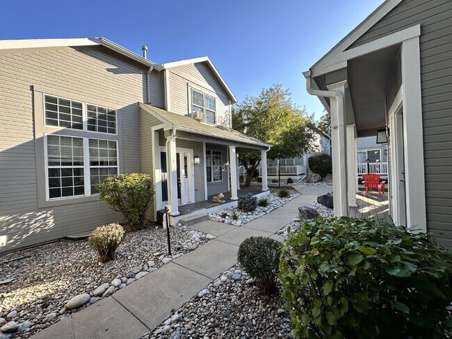 Building Photo - AVAILABLE JULY! Sleek modern townhome in the heart of Observatory Park