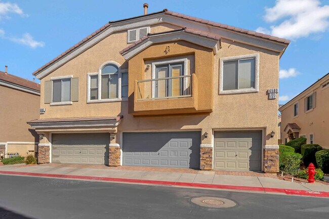 Building Photo - Elegant Townhome with Prime Amenities!