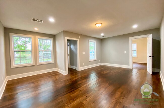 Building Photo - 306 W Wilburn Ave