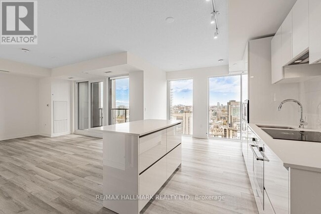 Building Photo - 238 Simcoe St