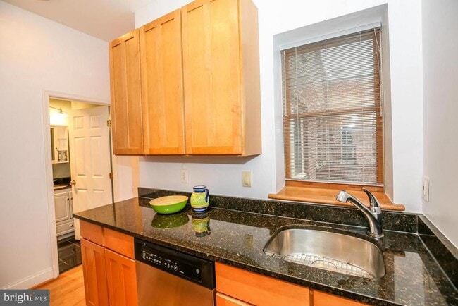 Foto del edificio - 1427 Chapin St NW