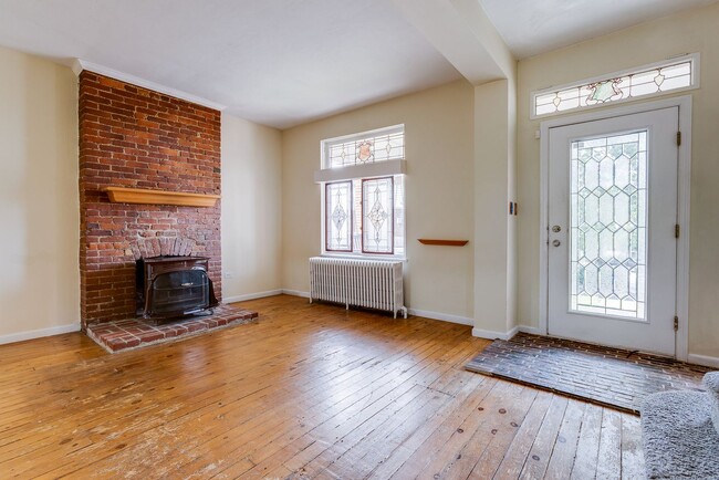 Building Photo - AVAILABLE June 2026 - Beautiful 4+ Bedroom, 2 Bath Home w/ Front Porch Swing!