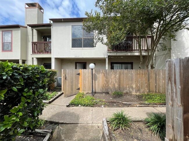 Building Photo - 3909 Tanglewilde St