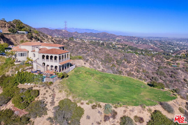 Building Photo - 2462 Solar Dr