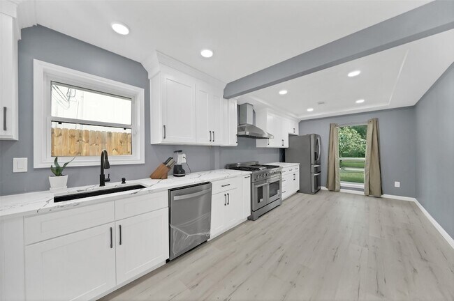 Building Photo - 5215 Trail Lake Dr